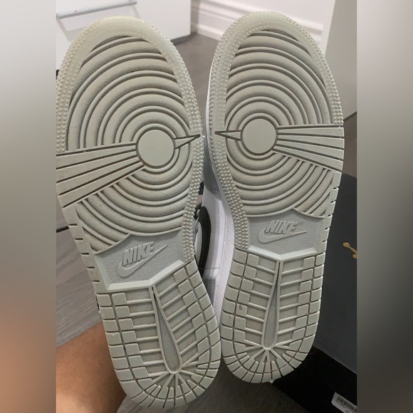Air Jordan 1 Mid Light Smoke Grey - Picture 8 of 10